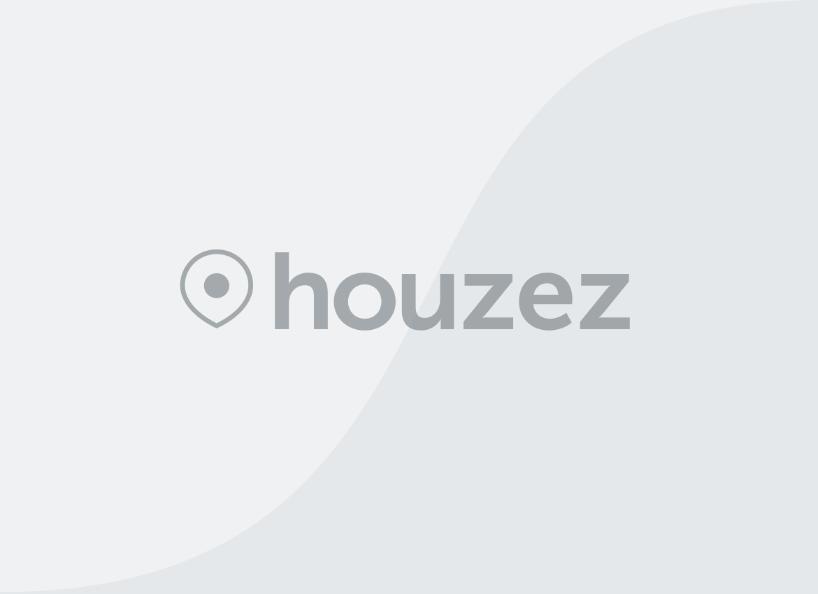 Maison R+2 moderne avec deux garages et terrasse aménagée